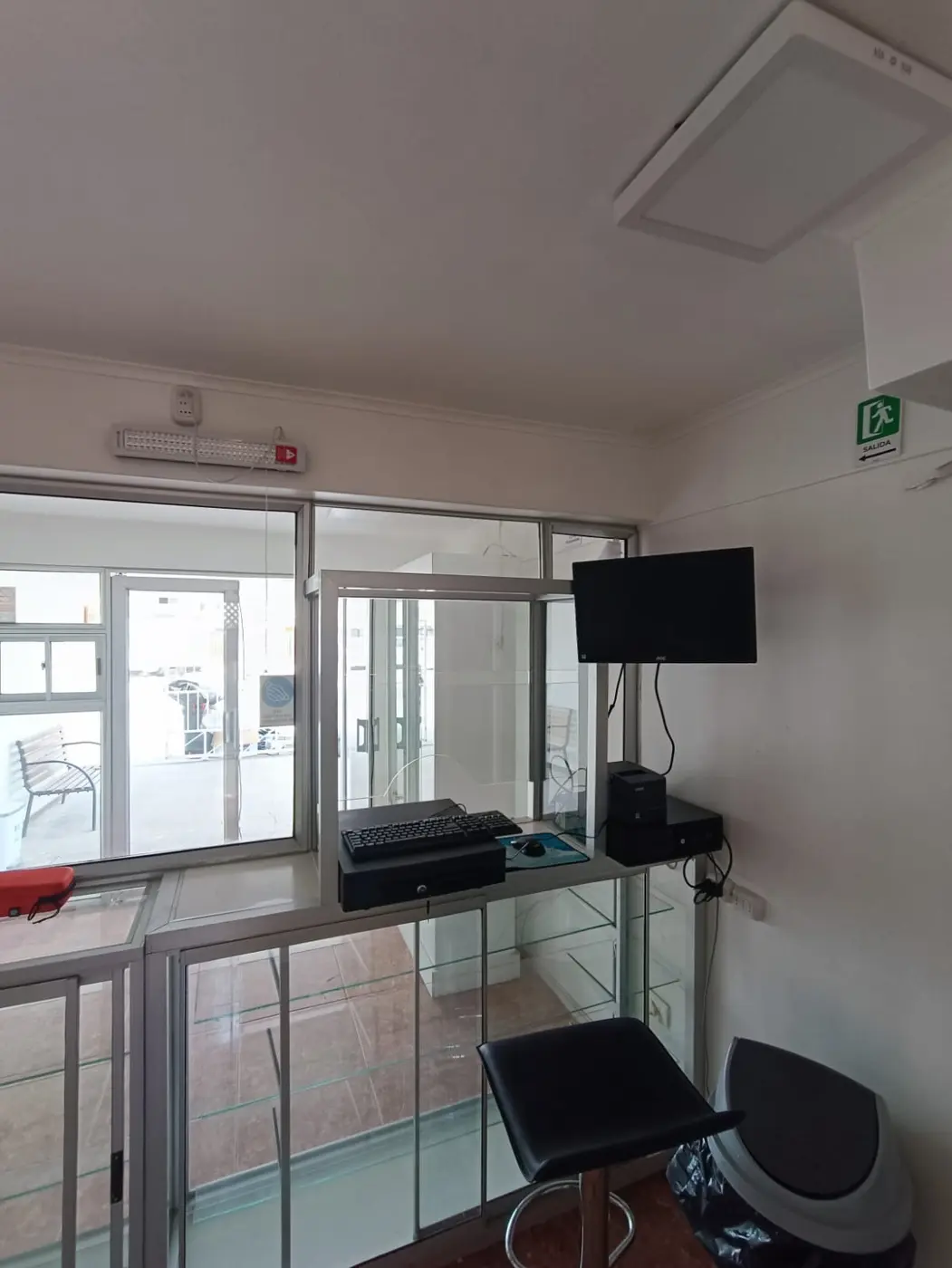 Fotografía real del mesón y acceso de una farmacia, del material de referencia del Kit