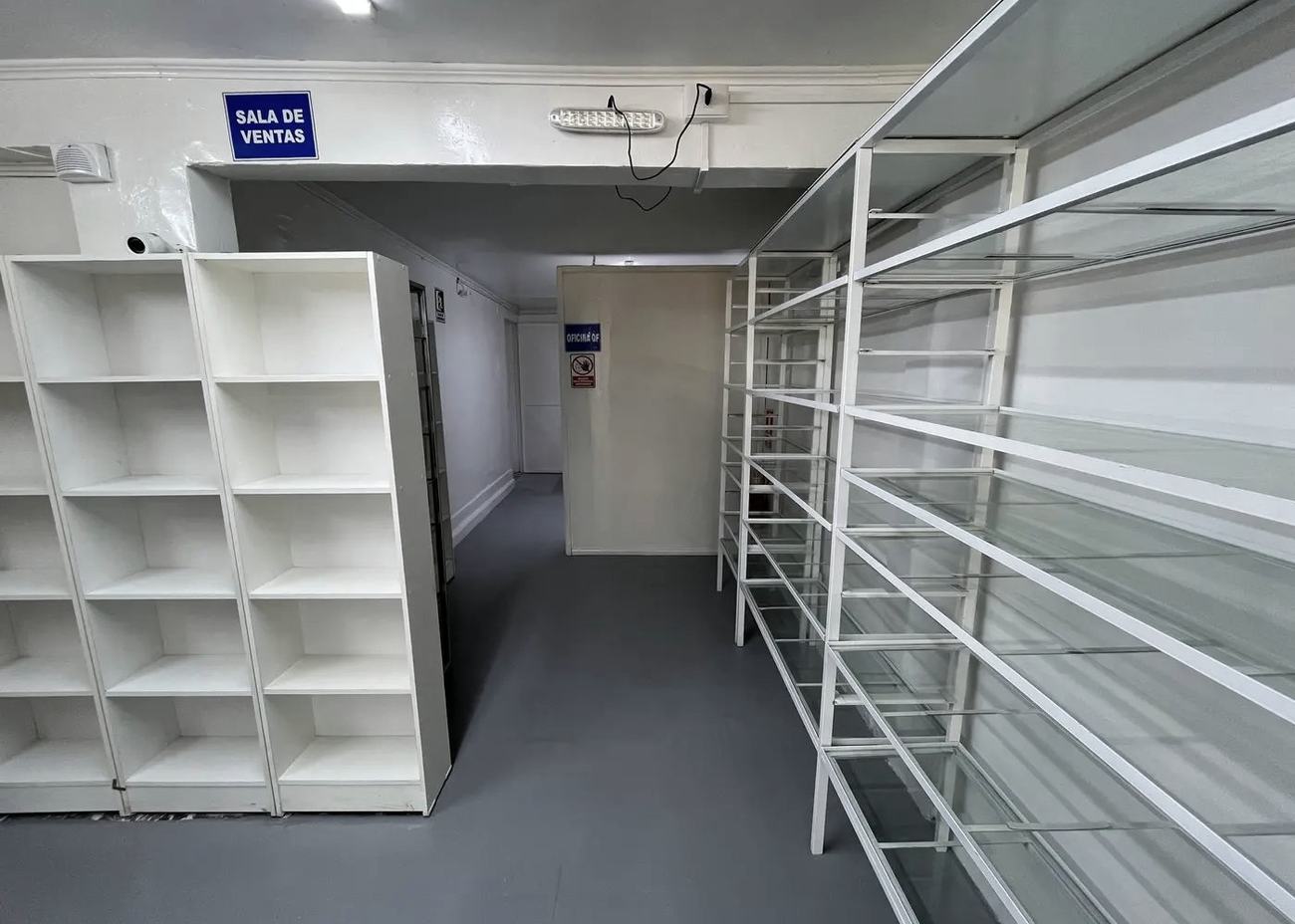 Interior de farmacia incluido como referencia visual en la guía